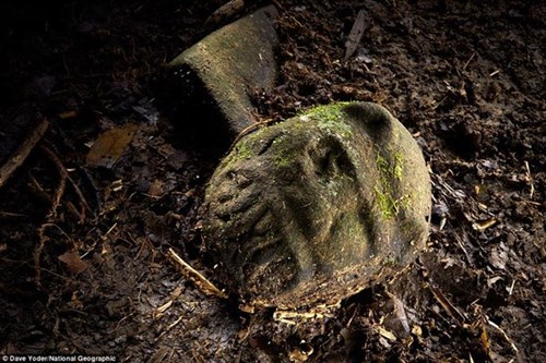 Khối đá này có thể là vật còn sót lại của ngôi đền được xây ở Bạch Thành hàng nghìn năm trước. Ảnh: National Geographic.
