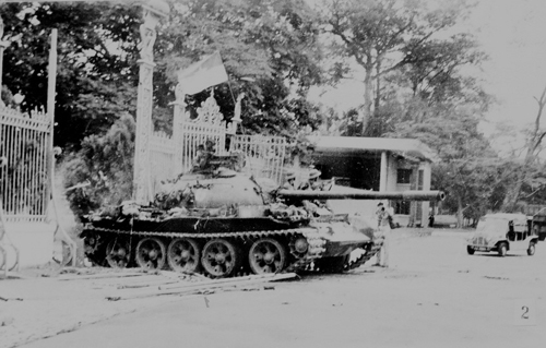 Đúng 11 giờ 30 phút ngày 30/4/1975, xe tăng của quân Giải phóng đã tiến vào dinh Tổng thống, sào huyệt cuối cùng của chế độ Ngụy quyền Sài Gòn, giải phóng miền Nam, thống nhất hoàn toàn đất nước. Ảnh: Văn Bảo-TTXVN