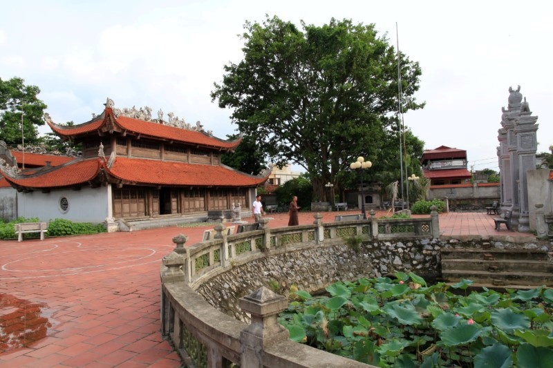 Sân tiền tế đền Xưa. Ảnh ©2015 NCCong
