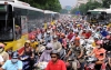 Hàng chục triệu người sử dụng xe máy ở Việt Nam phải đóng phí từ 100.000 đến 150.000 đồng để được sử dụng đường bộ bắt đầu từ hôm nay. Ảnh: Bá Đô