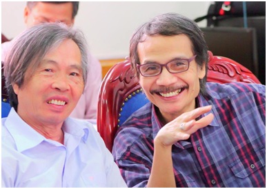 GS Đặng Cảnh Khanh (bên phải) trò chuyện cùng nhà khảo cổ học PGS Nguyễn Khắc Sử