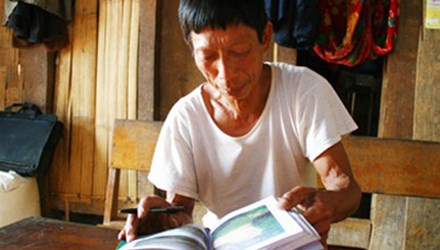 Nghệ nhân Pờ Lóng Tơ hiện là người duy nhất trong cộng đồng người Hà Nhì ở Việt Nam còn lưu giữ được nguyên vẹn sử thi “P’huỳ ca Na ca”
