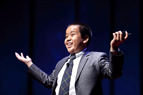 Đỗ Nhật Nam làm diễn giả tại hội nghị Khoa học Giáo dục TDExKID, với bài nói chuyện về "Nụ cười". Ảnh: TEDxSMU.