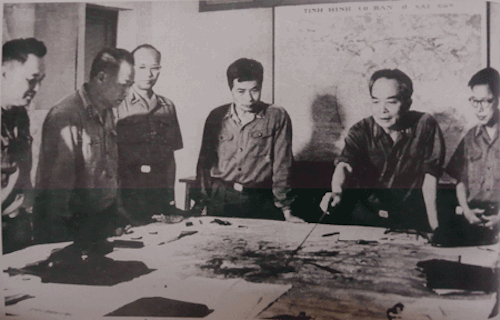 Đại tướng Võ Nguyên Giáp bàn bạc kế hoạch tổng tiến công 1975 cùng các cán bộ Tổng hành dinh. Ảnh tư liệu.
