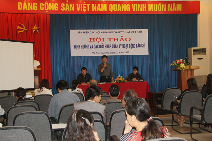 Ông Phan Tùng Mậu, phó chủ tịch LHHVN điều hành Hội thảo định hướng và các giải pháp quản lý hoạt động báo chí