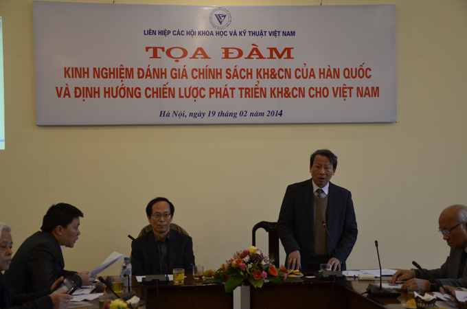 Ông Trần Việt Hùng, phó chủ tịch LHHVN chủ trì buổi tọa đàm khoa học “Kinh nghiệm đánh giá chính sách KHCN của Hàn Quốc và định hướng chiến lược phát triển KHCN cho Việt Nam”