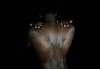 Hassan Mekki, một người nhập cư gốc Sudan 32 tuổi cho xem những vết sẹo trên lưng ở Athens, Hy Lạp ngày 5/12. Người đàn ông chạy trốn xung đột tại Sudan đã bị một nhóm người phân biệt chủng tộc tấn công hồi tháng 8/2012