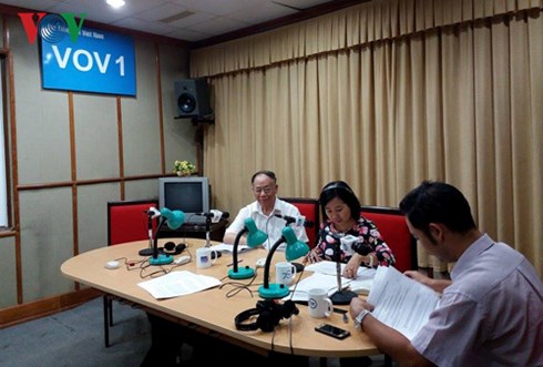 GS.TS Hoàng Chí Bảo(trái) trong phòng phát thanh trực tiếp của VOV